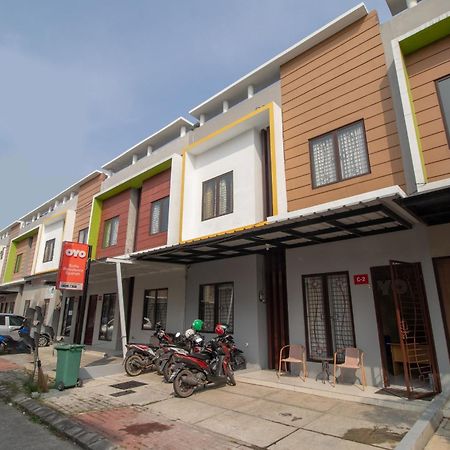 Oyo 3253 Sofia Residence Telukjambe Exterior photo