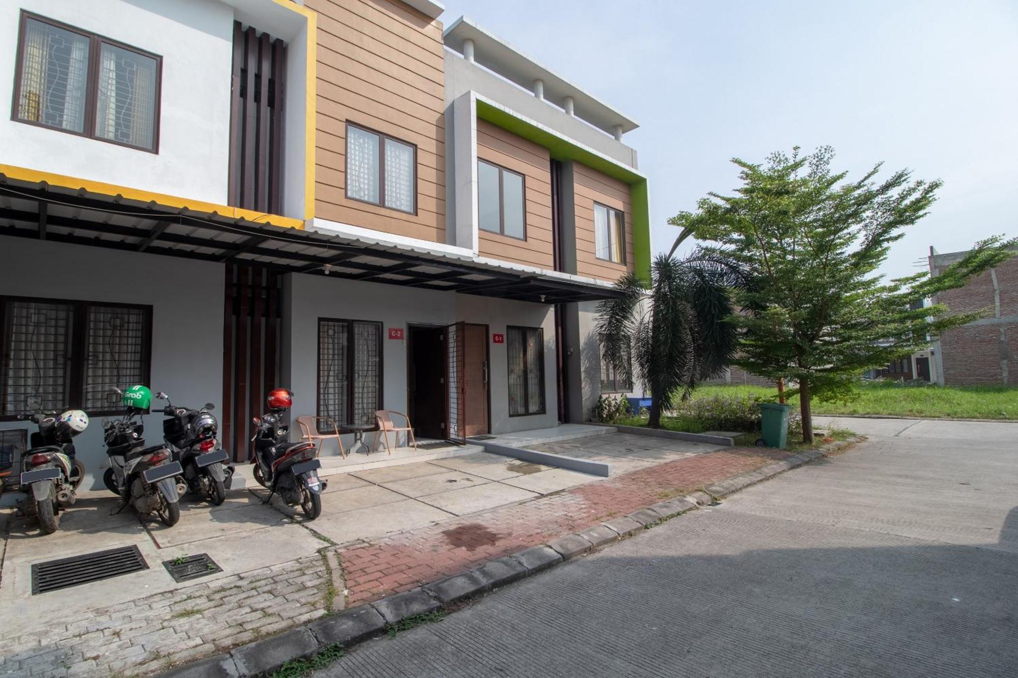 Oyo 3253 Sofia Residence Telukjambe Exterior photo